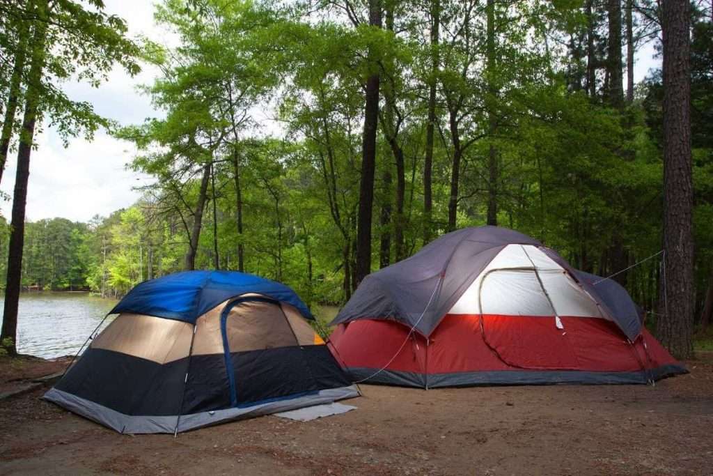 Dos tiendas de campaña de 3 estaciones instaladas en un camping frente al mar. 