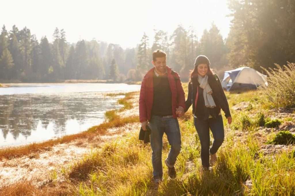 Una pareja paseando por su camping en un día soleado.